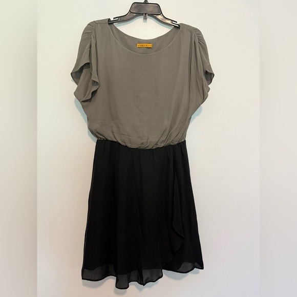 Dresses & Skirts - ALICE & OLIVIA Coloblock Flutter Sleeve Blouson Mini Dress (Chest-36'')